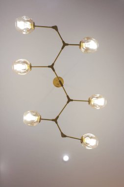 Tavanda parlayan tavan lambası.