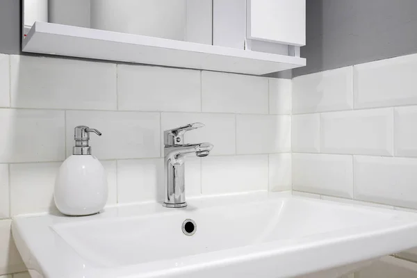 Chrom Wasserhahn Mit Weißem Keramik Waschbecken Badezimmerinnenraum — Stockfoto