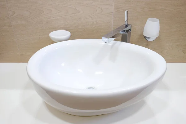 浴室の内部の白い陶磁器のシンクが付いているクロムの蛇口 — ストック写真