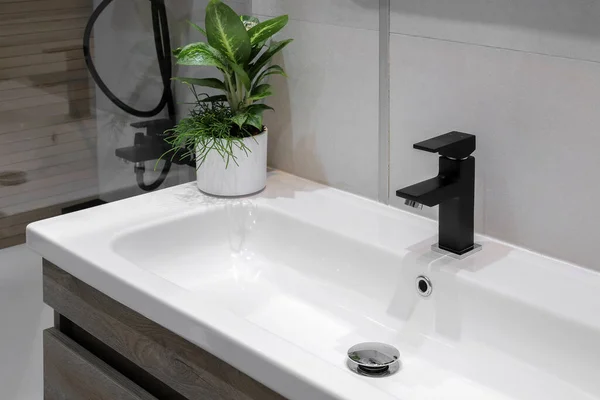 Schwarzer Wasserhahn Mit Weißem Keramikwaschbecken Badezimmer — Stockfoto
