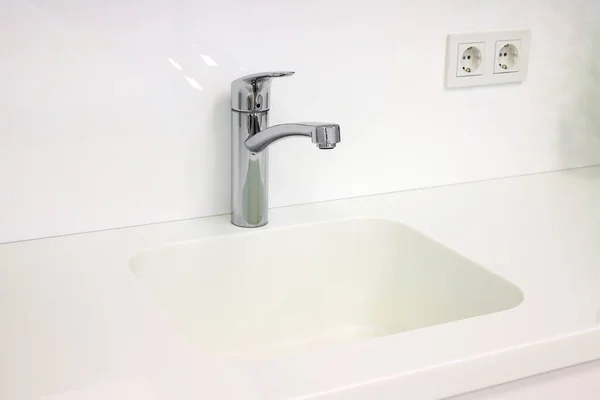 Chrom Wasserhahn Mit Weißem Waschbecken Badezimmer — Stockfoto