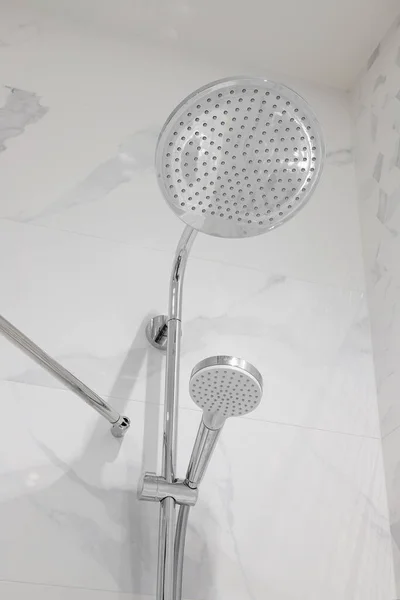 淋浴房内部的铬淋浴器头特写 — 图库照片