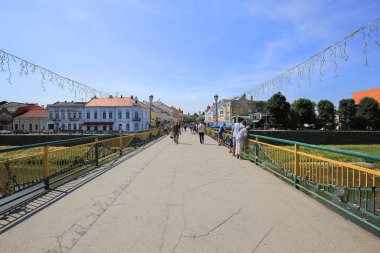 Uzhgorod, Ukrayna - 19 Temmuz 2019: Ukrayna 'nın Uzhgorod kentindeki yaya köprüsü