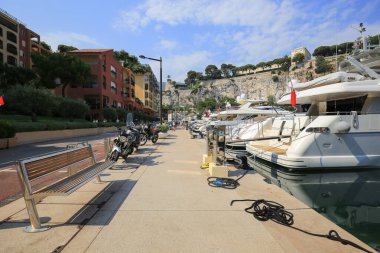 Monako - 23 Temmuz 2019: Monako 'daki Port de Fontvieille' de gezinti güvertesi ve yatlar