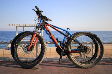 Güzel, Fransa - 24 Temmuz 2019: Nice sahilinin yakınındaki gezinti alanında park edilmiş bisikletler