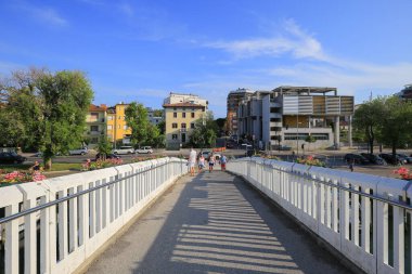 Grado, İtalya - 20 Temmuz 2019: Grado 'da yaya köprüsü