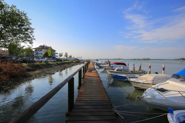 Grado, İtalya - 20 Temmuz 2019: Grado 'da kıyıya demir atmış tekneler