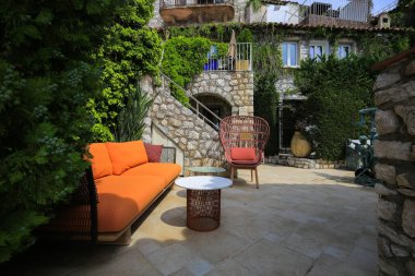 Eze, Fransa 'da turuncu kanepe ve masalar