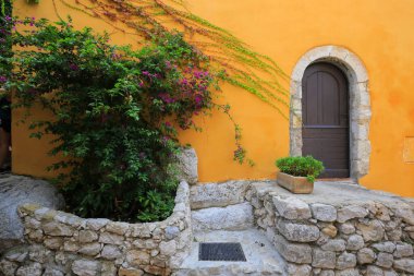 Fransa 'nın Eze şehrindeki antik evde eski bir kapı.