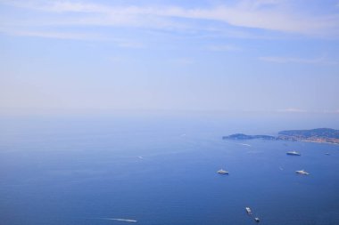 Fransız Rivierası 'ndaki güzel deniz manzarası ve mavi gökyüzü.