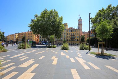 Şehir merkezinde bir meydan.