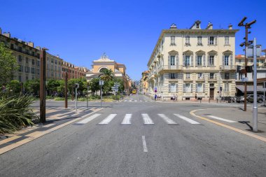 Şehir merkezinde yol güzel.