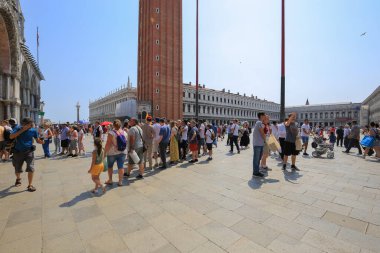 Venedik, İtalya - 21 Temmuz 2019: Yazın Venedik 'te San Marco Meydanı