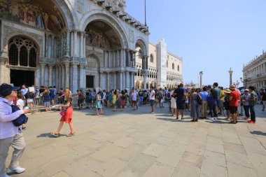 Venedik, İtalya - 21 Temmuz 2019: Yazın Venedik 'te San Marco Meydanı
