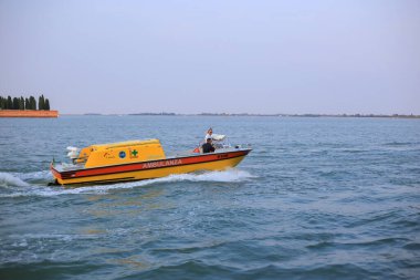 Venedik, İtalya - 21 Temmuz 2019 Venedik 'te denizde motorlu tekne ambulansı