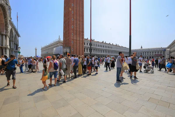 Venedik, İtalya - 21 Temmuz 2019: Yazın Venedik 'te San Marco Meydanı