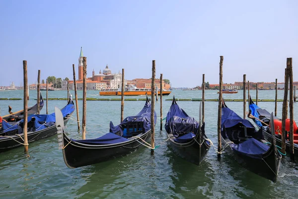 Veneza Itália Julho 2019 Gôndolas Ancoradas Perto Passeio Marítimo San — Fotografia de Stock