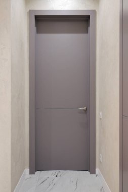 Odanın iç tarafındaki iç kapıya yakın plan.