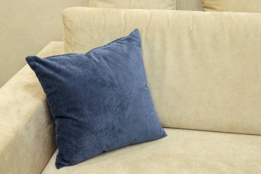 Kanepeye yakın dekoratif bir yastık.