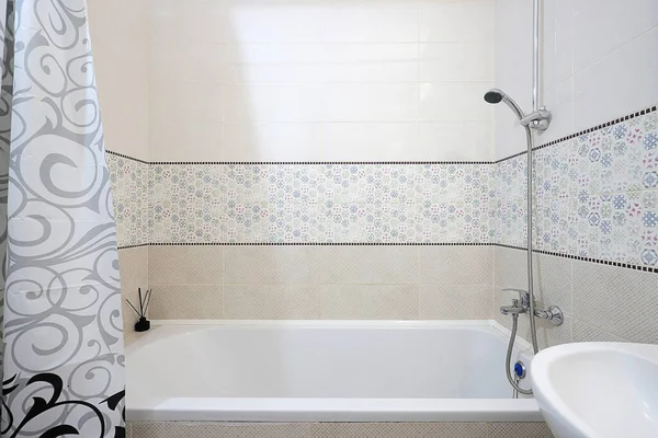 Cromo Escolha Sobre Banheira Interior Banheiro — Fotografia de Stock
