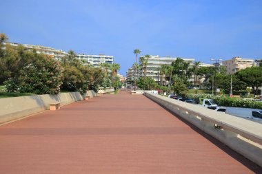 Cannes parkında yürüyüş yolu