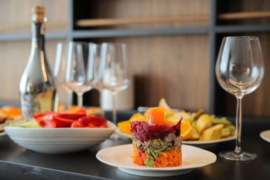 Sebze salatası şenlik masasında bir tabakta