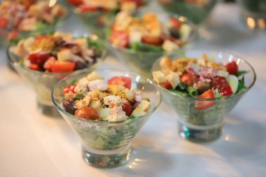 Salatanın porsiyonunu yakın plan çek.