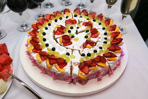 Fehér Torta Eperrel Asztalon Közelkép — Stock Fotó