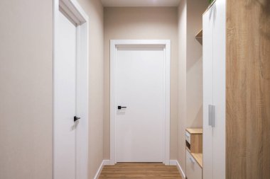 Dairenin içindeki beyaz iç kapılar.