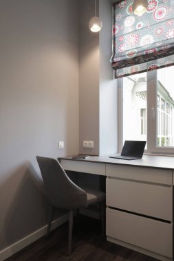 Laptop modern odanın içindeki masada.