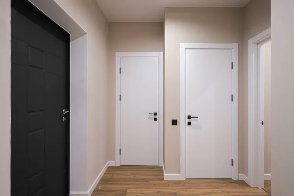 Dairenin içindeki beyaz iç kapılar.