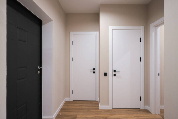 Белые внутренние двери в интерьере квартиры