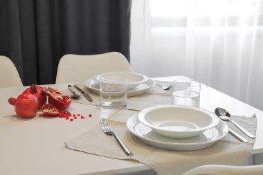 Evdeki masada yakın çekim servis edilmiş. 