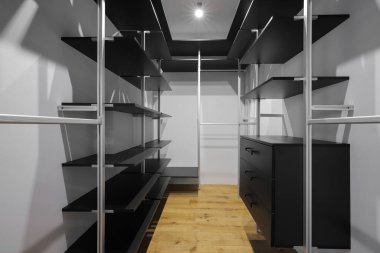 Soyunma odasında rafları olan boş gardırop.