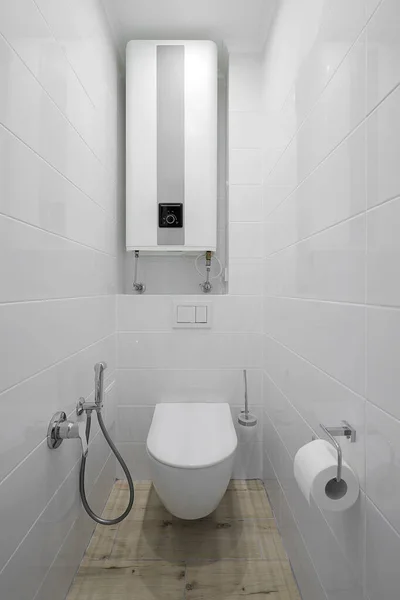 Weiße Toilettenschüssel Mit Elektrischem Boiler — Stockfoto