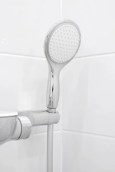淋浴间里的铬淋浴器头特写 — 图库照片