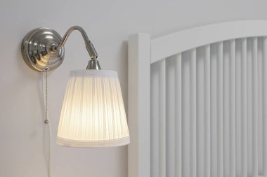 Yatak odasında parlayan lamba.