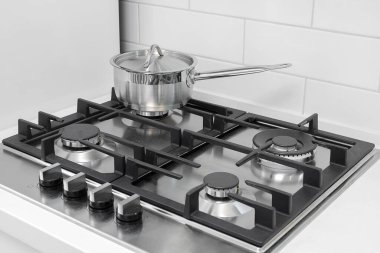 Yeni gaz sobası mutfak mobilyalarının içine yakın plan yapılmış.