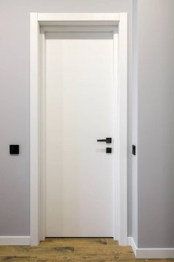 Beyaz iç kapı, odada yakın plan.