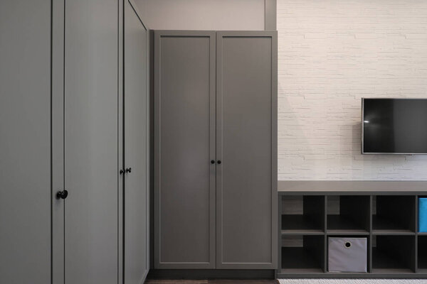 Деревянный шкаф в интерьере гостиной