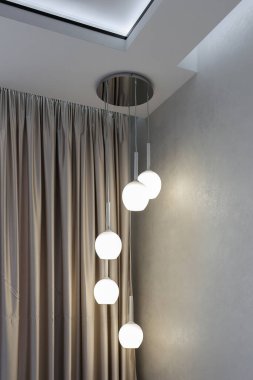 Tavandan sarkan modern lambalar.