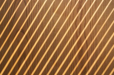 Kahverengi ahşap desenli, yakın plan gölgeli.