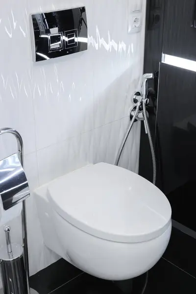 Tigela Vaso Sanitário Branco Uma Moderna Sala Banheiro Interior Fotos De Bancos De Imagens