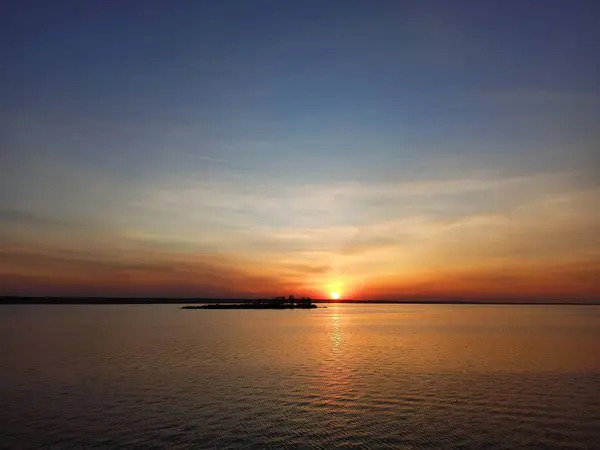 湖の夕日にある島 — ストック写真