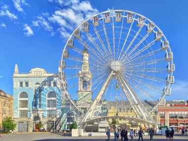 Yazın Kyiv, Ukrayna 'da Podol' da dönme dolap.