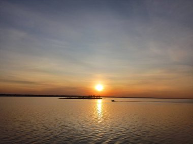 Gölde gün batımında ada