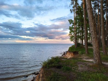 Gün batımında bir uçurumdan deniz manzarası