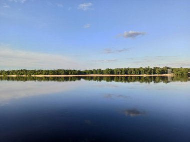 Yazın mavi gökyüzü ile güzel nehir manzarası