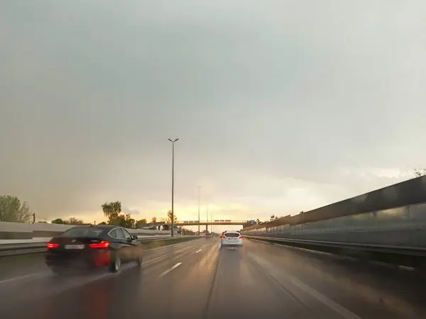 Blick Auf Die Autobahn Bei Sonnenuntergang lizenzfreie Stockfotos