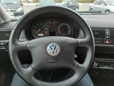 Kyiv, Ukrayna - 08 Kasım 2020: Direksiyon arabası Volkswagen Golf 4